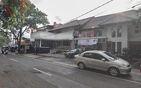 Reddoorz At Arwiga Hotel Near Rs Hasan Sadikin Bandung